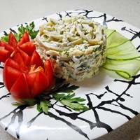 Салат из кальмаров с чесноком