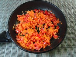 Ежики из фарша с рисом на сковороде с подливой Ежики из фарша с рисом на сковороде с подливой