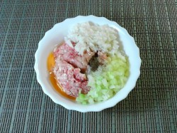 Ежики из фарша с рисом на сковороде с подливой Ежики из фарша с рисом на сковороде с подливой