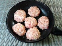 Ежики из фарша с рисом на сковороде с подливой Ежики из фарша с рисом на сковороде с подливой