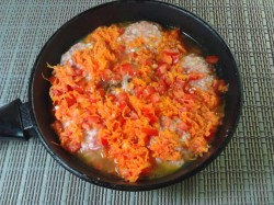Ежики из фарша с рисом на сковороде с подливой Ежики из фарша с рисом на сковороде с подливой