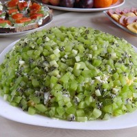 Салат Изумрудная россыпь с киви и курицей