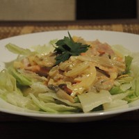 Салат с копченым окорочком и грибами