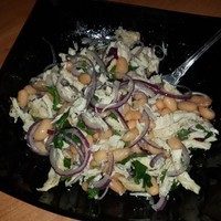 Легкий салатик из белой фасоли и курицы
