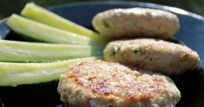 Куриные котлеты с киноа и яблоком