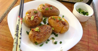 Жаренный картофель с перцем и солью