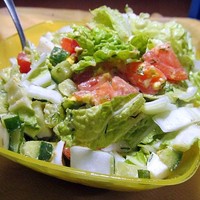 Салат с соленой семгой огурцом и помидорами