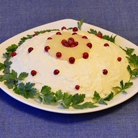 Салат с ананасами и шампиньонами слоями