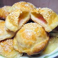 Пирожки слоеные конвертики с сыром и ветчиной