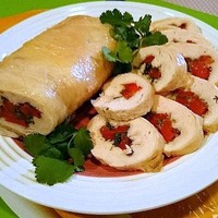 Куриный рулет с желатином в пищевой пленке