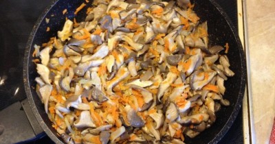 Жареные вешенки с морковью
