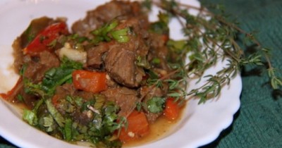 Баранина тушеная со сладким перцем, баклажанами и помидорами