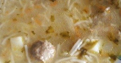 Суп с фрикадельками и вермишелью паутинкой и картошкой