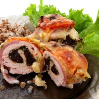 Рулеты из куриного филе с зеленью и черносливом