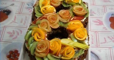 Торт Цифра 8 с какао и творогом с цветами из фруктов