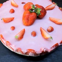 Йогуртовый торт с клубникой без выпечки из печенья