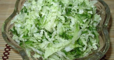 Салат из капусты с зеленым луком и укропом