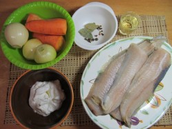 Тушеный минтай с луком и морковью Тушеный минтай с луком и морковью