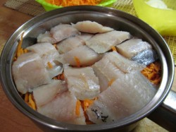 Тушеный минтай с луком и морковью Тушеный минтай с луком и морковью