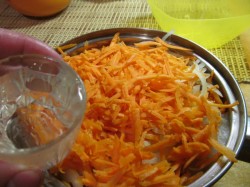 Тушеный минтай с луком и морковью Тушеный минтай с луком и морковью