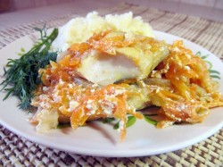 Тушеный минтай с луком и морковью Тушеный минтай с луком и морковью