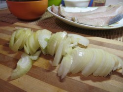 Тушеный минтай с луком и морковью Тушеный минтай с луком и морковью