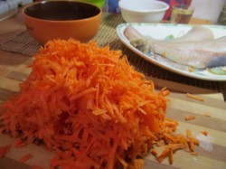 Тушеный минтай с луком и морковью Тушеный минтай с луком и морковью