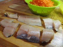 Тушеный минтай с луком и морковью Тушеный минтай с луком и морковью