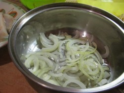 Тушеный минтай с луком и морковью Тушеный минтай с луком и морковью
