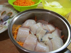 Тушеный минтай с луком и морковью Тушеный минтай с луком и морковью