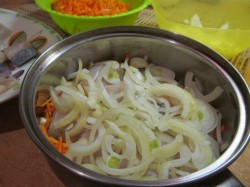 Тушеный минтай с луком и морковью Тушеный минтай с луком и морковью