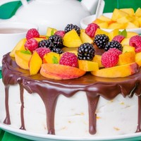 Торт с шоколадными подтеками и фруктами