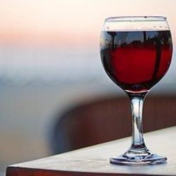 Как легко охладить вино в бокале
