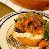 Овощное рагу с мясным фаршем и баклажанами в духовке