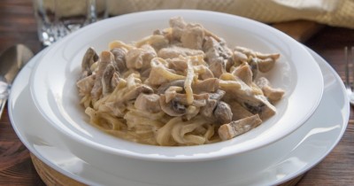 Фетучини с курицей и шампиньонами в соусе