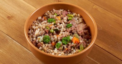 Гречневая каша на воде с луком и тушенкой