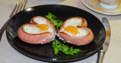 Сосиски сердечком с яйцом на сковороде