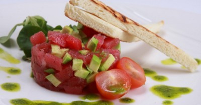Тартар из тунца с кунжутным маслом с соусом из базилика