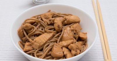 Куриные грудки с гречневой лапшой и цукини