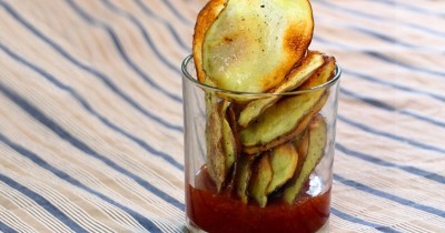 Картофельные чипсы в духовке с чесноком