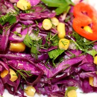 Салат из краснокочанной капусты с кукурузой