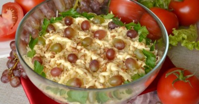 Слоеный салат из баклажан с курицей и помидорами