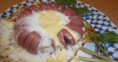 Цветочек из сосиски с яйцом