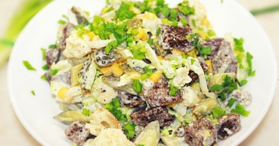 Салат с сухариками и кукурузой
