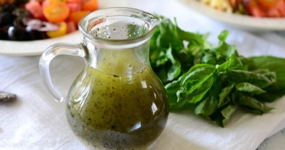 Заправка для салата с оливковым маслом, горчицей и уксусом