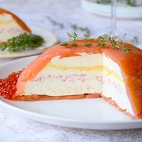 Слоеный закусочный торт с рыбой