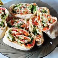 Рулет из лаваша с зеленью творогом и овощами