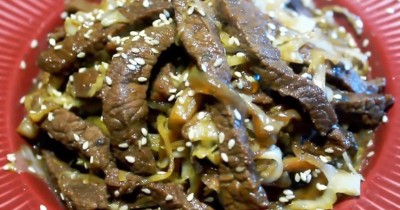 Мясо на сковороде с капустой и грибами