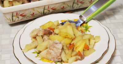 Картошка запеченная брусочками с салом и овощами