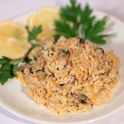 Коричневый бурый рис с мидиями в луковом соусе